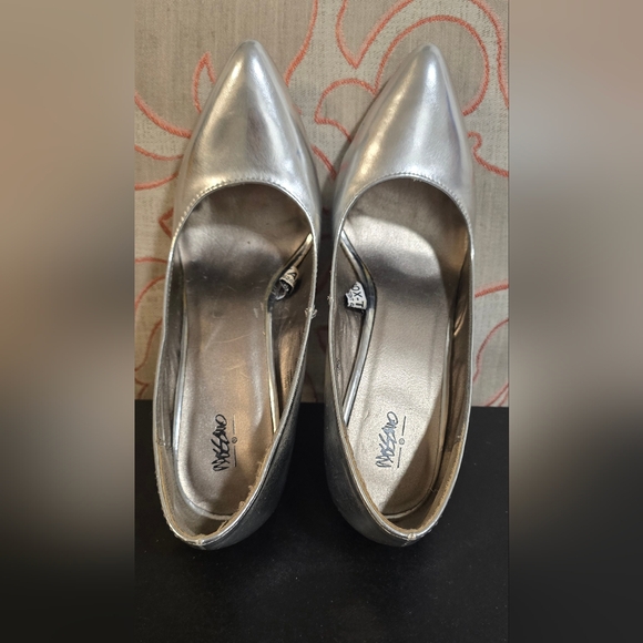 Silver Heels size 6 - Picture 4 of 5